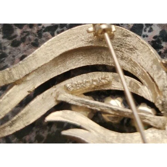 VINTAGE SIGNED BROOKS GOLD TWO-TONE SWIRLS WITH PEARLS 2" BROOCH PIN - Picture 3 of 4